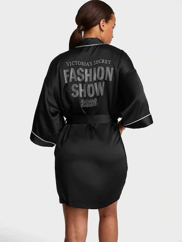 Krátký saténový župan Signature Fashion Show 2026. Produkt je černý a pochází z kolekce Victoria's Secret.