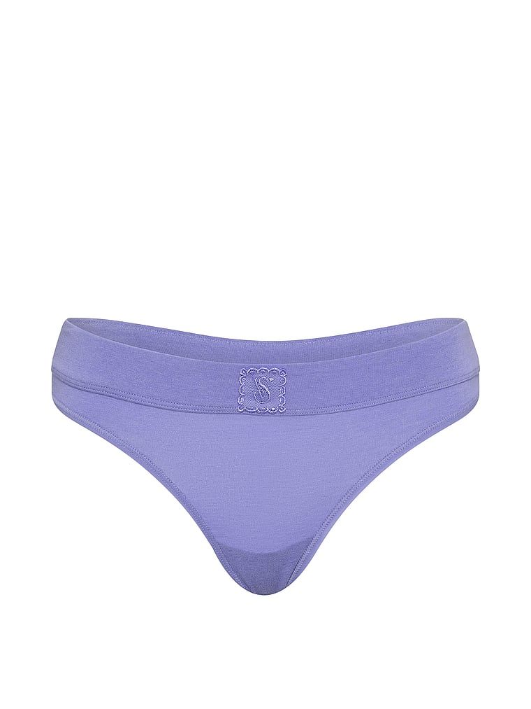 Bavlněné tanga s přišitým krajkovým logem. Produkt je modré barvy a pochází z kolekce Cotton.
