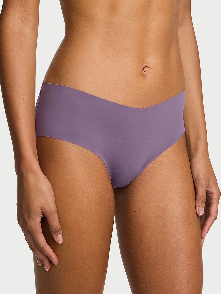Bezšvové kalhotky s ramínky vzadu No-Show Strappy Cheeky. Produkt je fialové barvy a pochází z kolekce No-Show.
