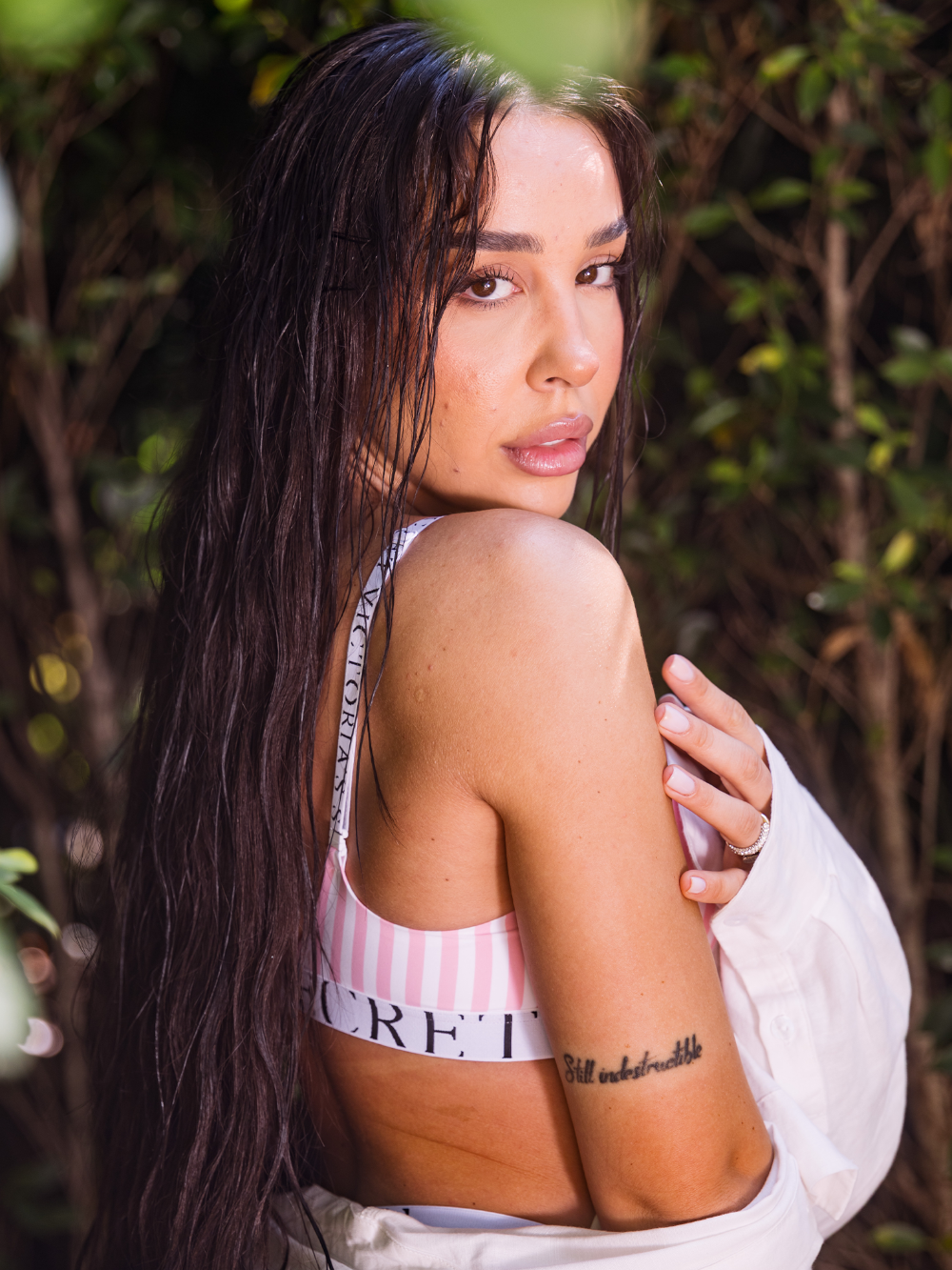 CoolBra Demi mírně polstrovaný. Produkt je vzorovaný a pochází z kolekce triček.