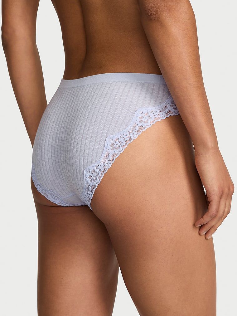 Bikiny s žebrovou krajkou Spodní kalhotky s žebrovou krajkou Kalhotky s krajkovým lemem. Produkt je fialový a pochází z kolekce Bezešvé.