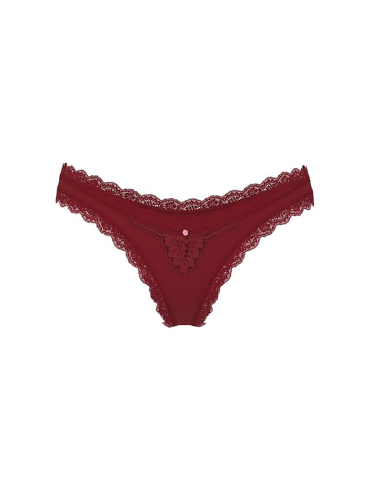 Brazilské kalhotky s krajkou Lace Trim Brazilian. Produkt je červené barvy a pochází z kolekce Body by Victoria.