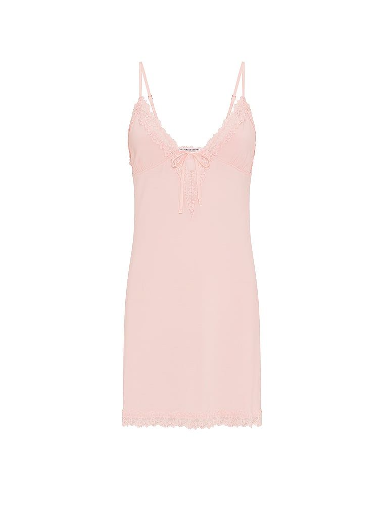 Noční košile vyrobená ze SoSoft modalu. Produkt je růžové barvy a pochází z kolekce Victoria's Secret.