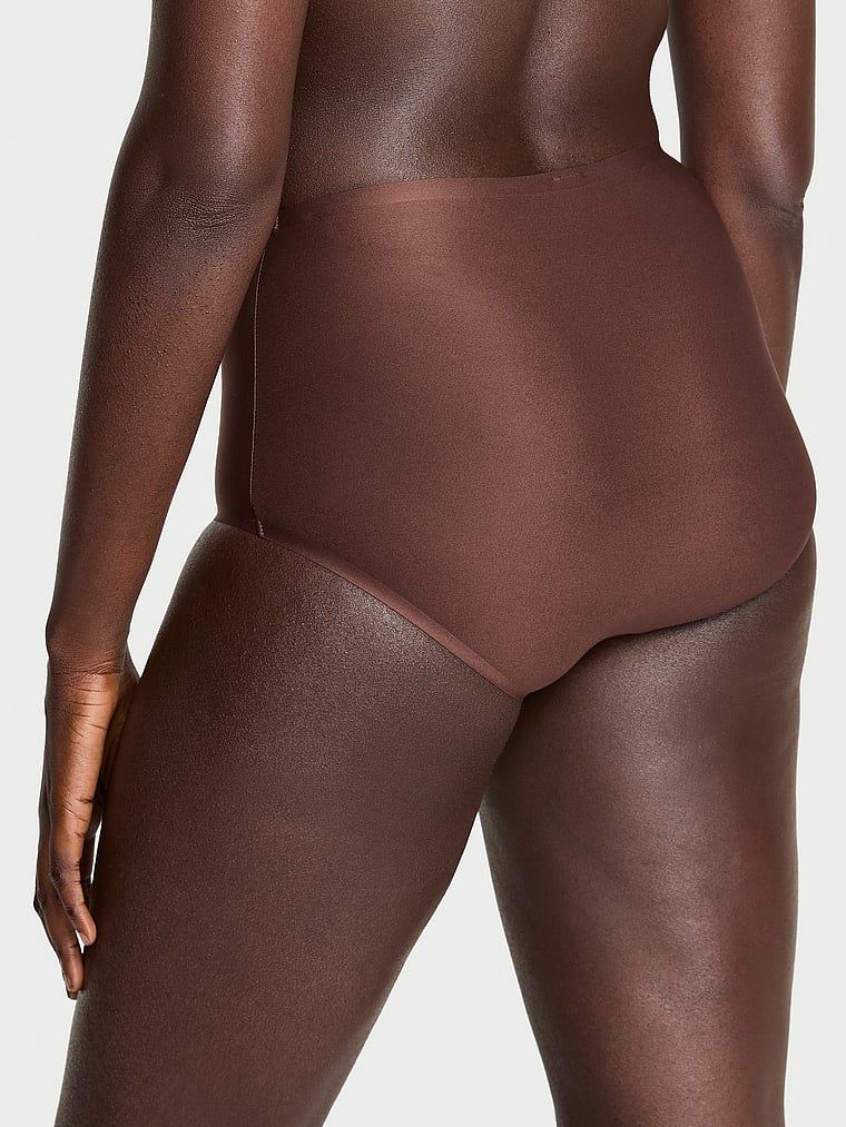 Kalhotky s vysokým pasem Flex. Produkt je hnědý a pochází z kolekce Body by Victoria.