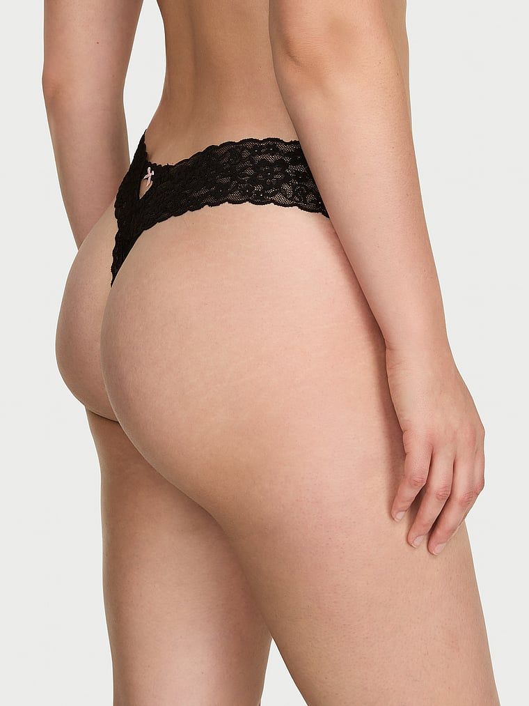 Krajkové tanga Keyhole. Produkt je černý a pochází z kolekce Lacie.