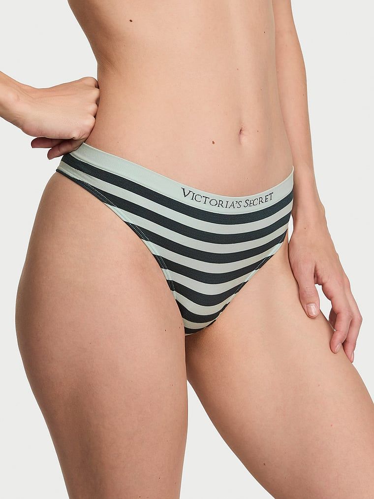 Bezešvé tanga. Produkt je vzorovaný a pochází z kolekce Seamless.