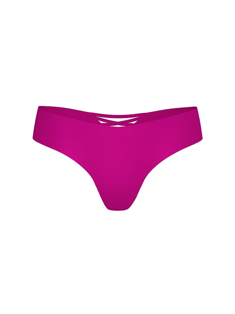 Bezešvá tanga s ramínky na zadní straně No-Show Strappy. Produkt má fialovou barvu a pochází z kolekce No-Show.