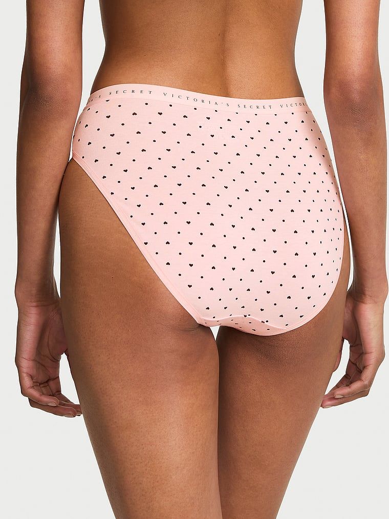 Bavlněné slipy s vysoko střiženými nohavičkami. Produkt je vzorovaný a pochází z kolekce Victoria's Secret.