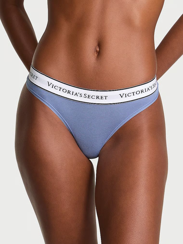 Bavlněná tanga s logem v pase. Výrobek je modrý a pochází z kolekce Cotton.