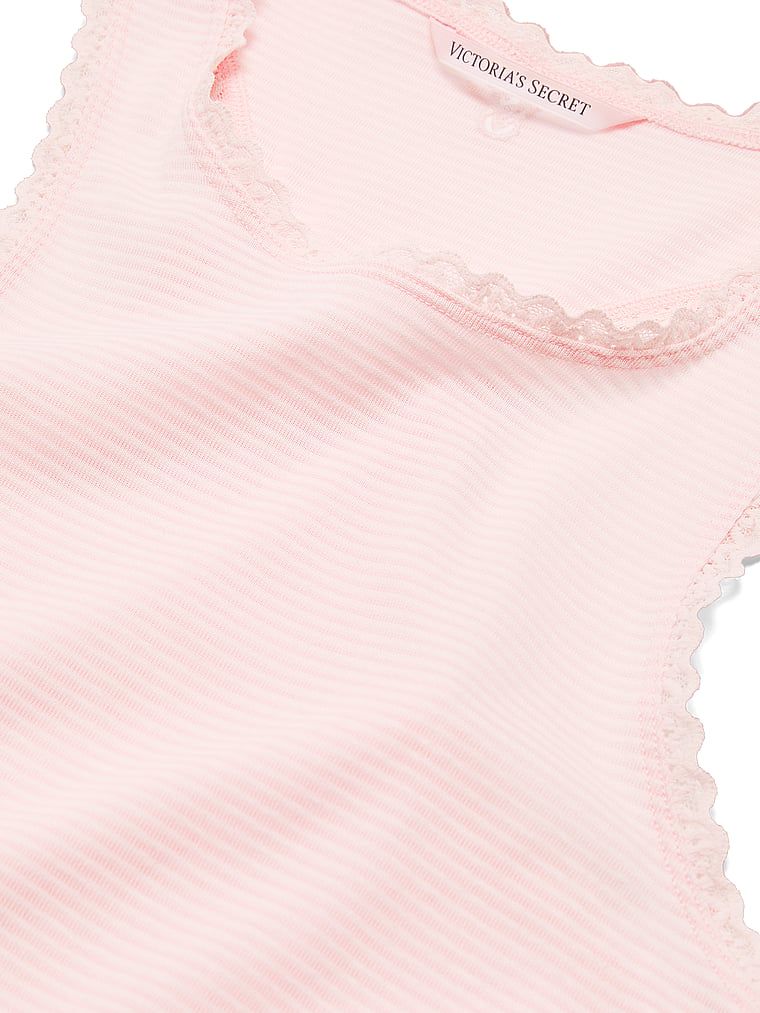 Bavlněná spací souprava – top a kalhoty Shadow Stripe. Produkt je růžové barvy a pochází z kolekce Victoria's Secret.