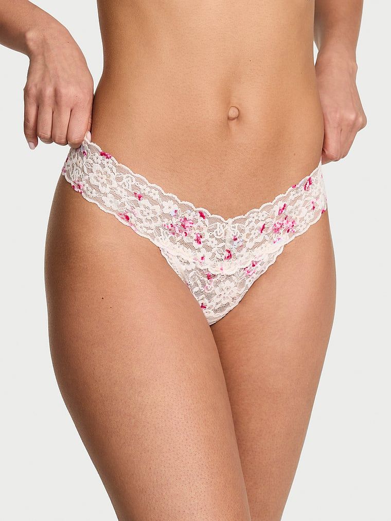 Krajkové krajkové tanga. Produkt má květinový vzor a pochází z kolekce Lacie.