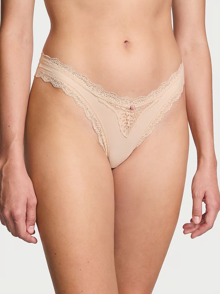 Brazilské kalhotky s krajkou Lace Trim Brazilian. Produkt je béžový a pochází z kolekce Dream Angels.