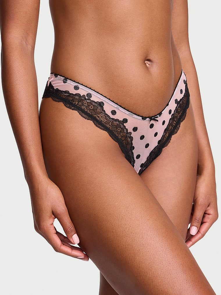 Tease Sheer Dot síťované tanga s vysokým výstřihem a vysokými nohavičkami. Produkt je vzorovaný a pochází z kolekce Victoria's Secret.