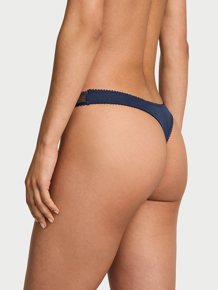Krajkové tanga s vysokým výstřihem na nohavice. Produkt je modré barvy a pochází z kolekce Victoria's Secret.