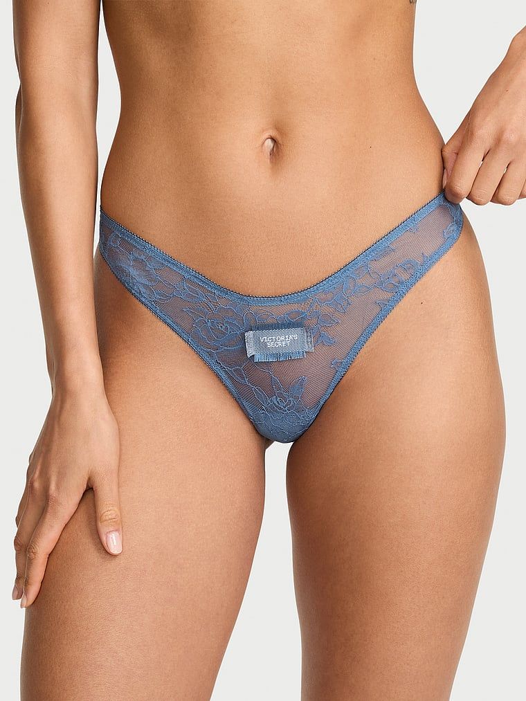 Džínové krajkové tanga s náplastí. Produkt je modré barvy a pochází z kolekce Very Sexy.