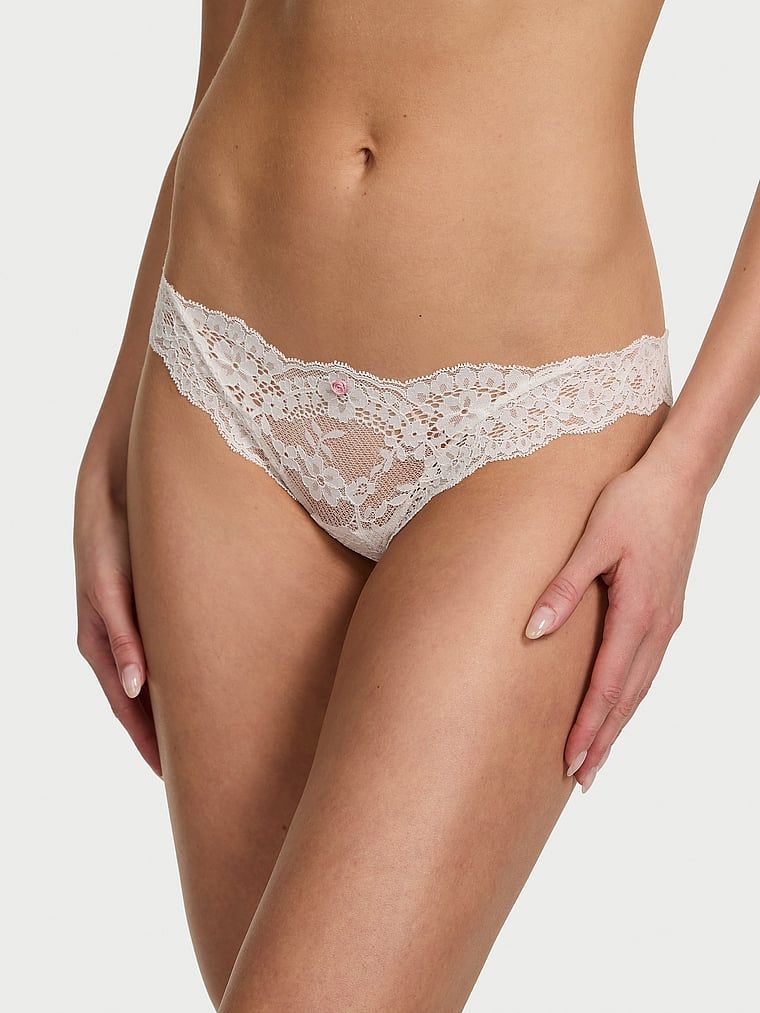 Krajkové kalhotky Krajkové bikiny. Výrobek je bílý a pochází z kolekce Dream Angels.