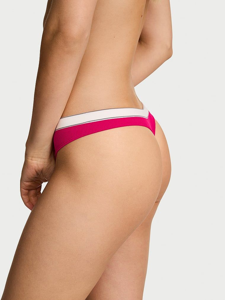 Žebrovaná tanga s logem Seamless Rib. Produkt má vzorovanou barvu a pochází z kolekce Seamless.