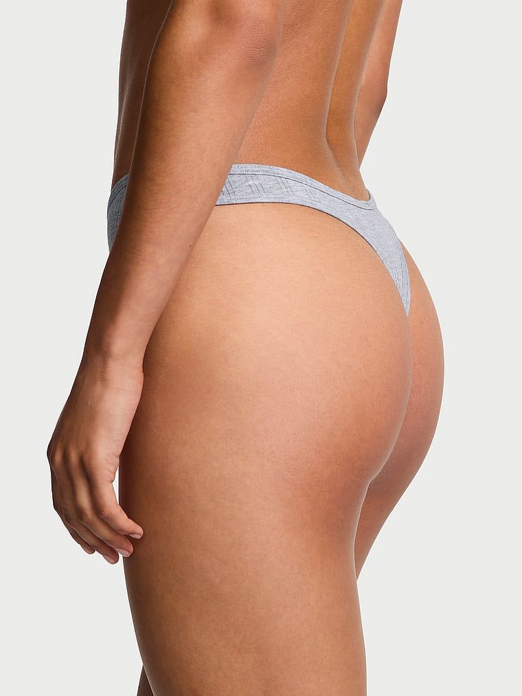 Modální tanga s vysoce střiženými ultra-jemnými nohavičkami. Produkt je šedé barvy a pochází z kolekce Victoria's Secret.