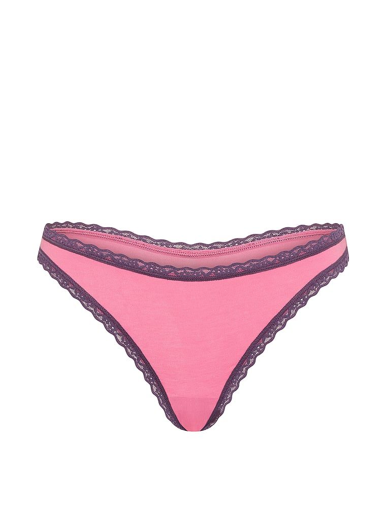 Bavlněné tanga s krajkou na okrajích Lace-Waist. Produkt je růžové barvy a pochází z kolekce Lace Trim.
