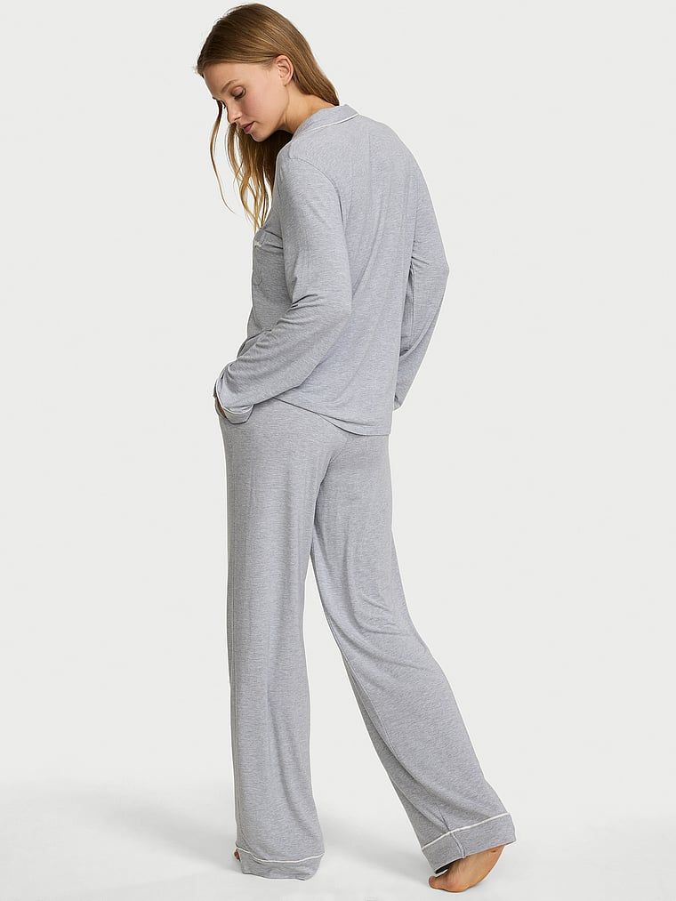 Pyžamo vyrobené ze SoSoft modalu. Produkt je šedé barvy a pochází z kolekce Victoria's Secret.