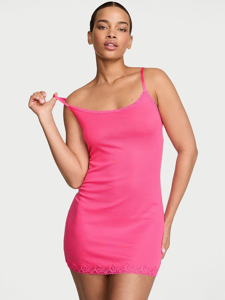 Noční košile s bavlněnými pruhy Shadow. Produkt je růžové barvy a pochází z kolekce Victoria's Secret.