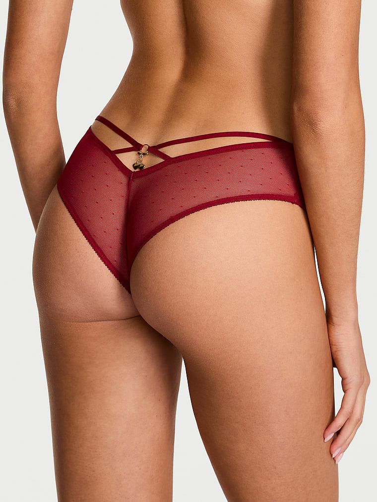 Síťové kalhotky s kovovým přívěskem na zádech Tease Cherry Hardware Cheeky. Produkt je červené barvy a pochází z kolekce Very Sexy.