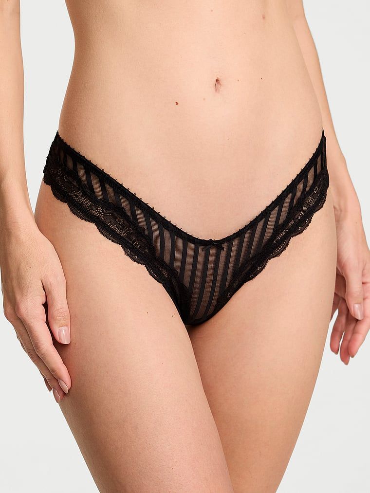 Ramínková tanga s vysoce střiženými nohavičkami Tease Sheer Stripe. Produkt je černý a pochází z kolekce Victoria's Secret.