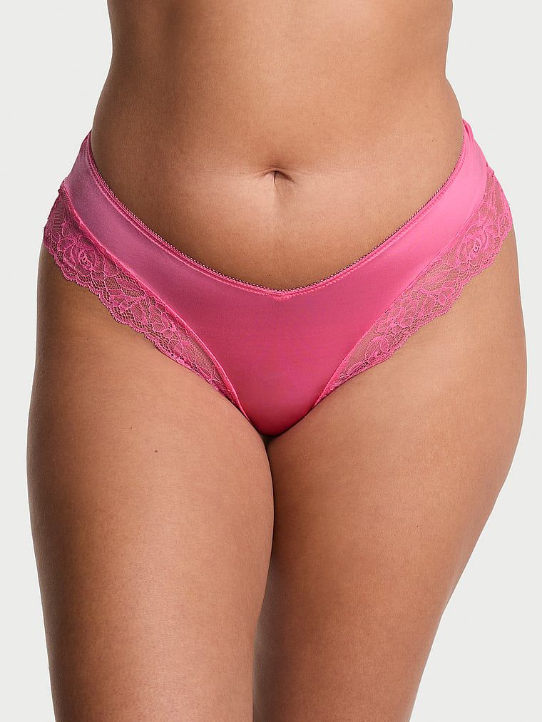 Krajkové kalhotky s krajkou na okrajích a vysoko střiženými nohavičkami: Lace-Lem Cheeky. Produkt je růžové barvy a pochází z kolekce Very Sexy.