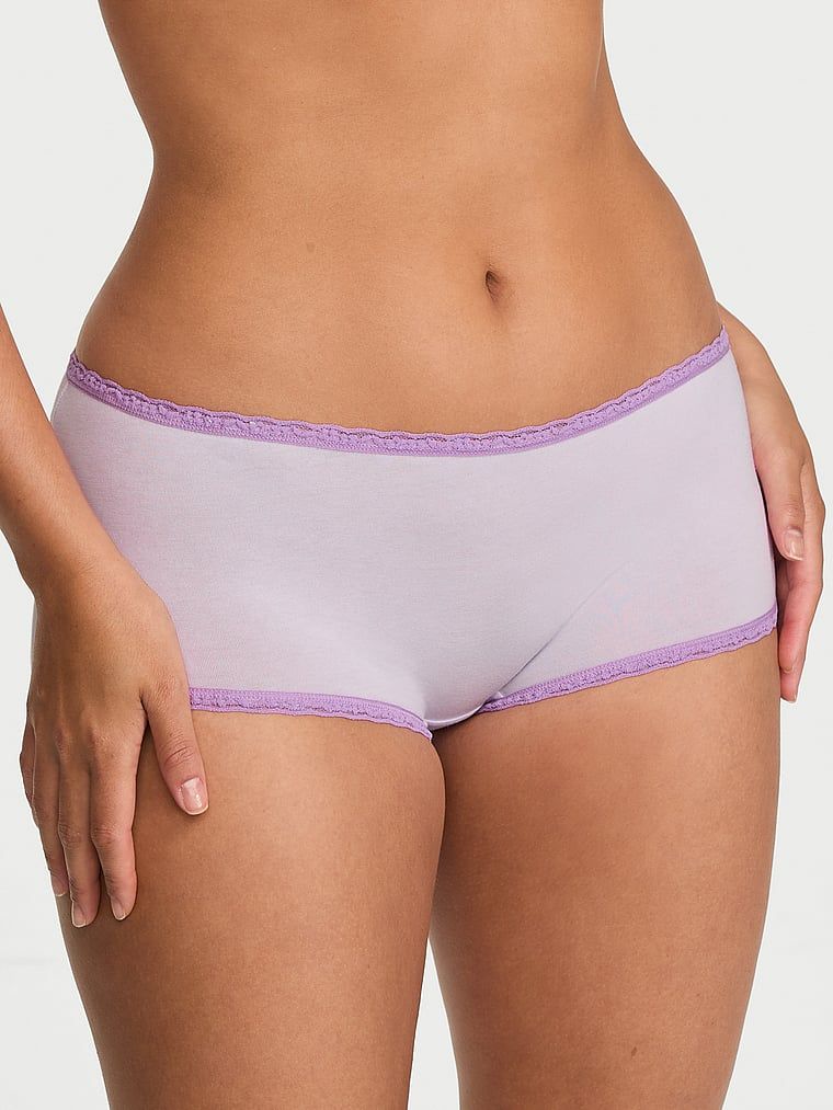 Bavlněné kraťasy s krajkou na okrajích, krajkové šortky s lemováním Boyshort. Produkt je fialové barvy a pochází z kolekce Lace Trim.