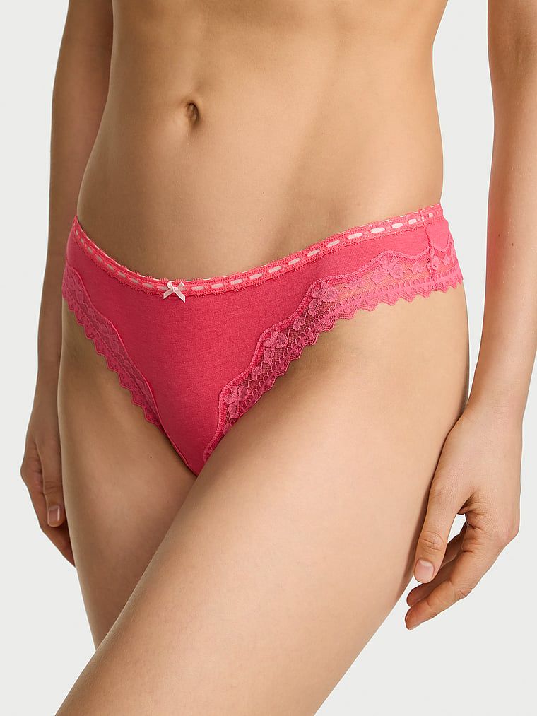 Bavlněné tanga s motlou s krajkou a lemem. Produkt je růžové barvy a pochází z kolekce Lace Trim.