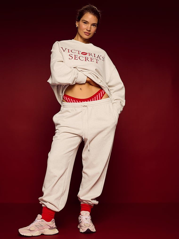 Tepláky mimo službu. Produkt je béžové barvy a pochází z kolekce Angel Essentials.