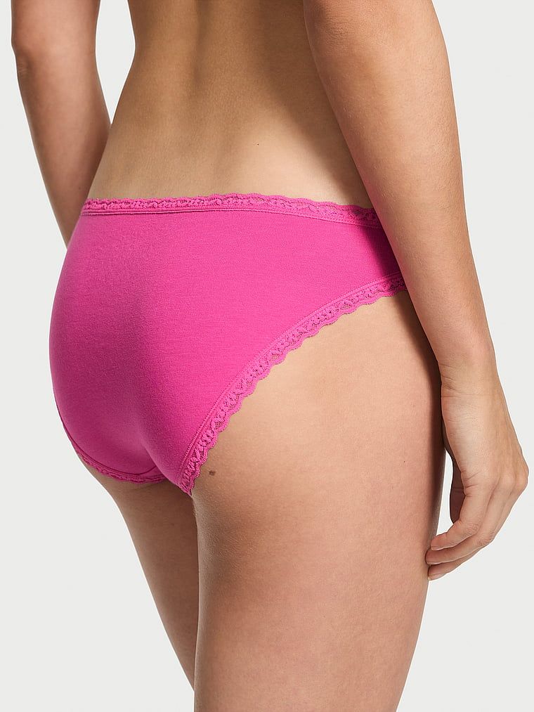 Bavlněné kalhotky s krajkou v bikinách s krajkovým lemem. Produkt je růžový a pochází z kolekce Lacie.