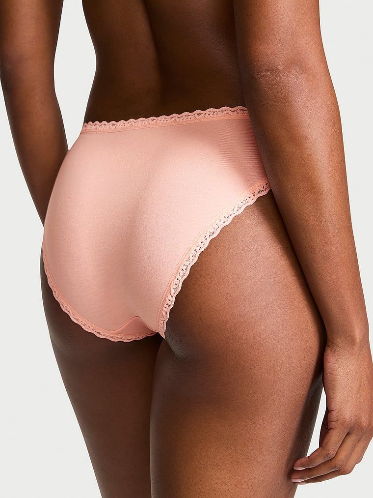 Bavlněné kalhotky s krajkovými bikinami s krajkovým lemováním. Produkt je růžové barvy a pochází z kolekce Lace Trim.
