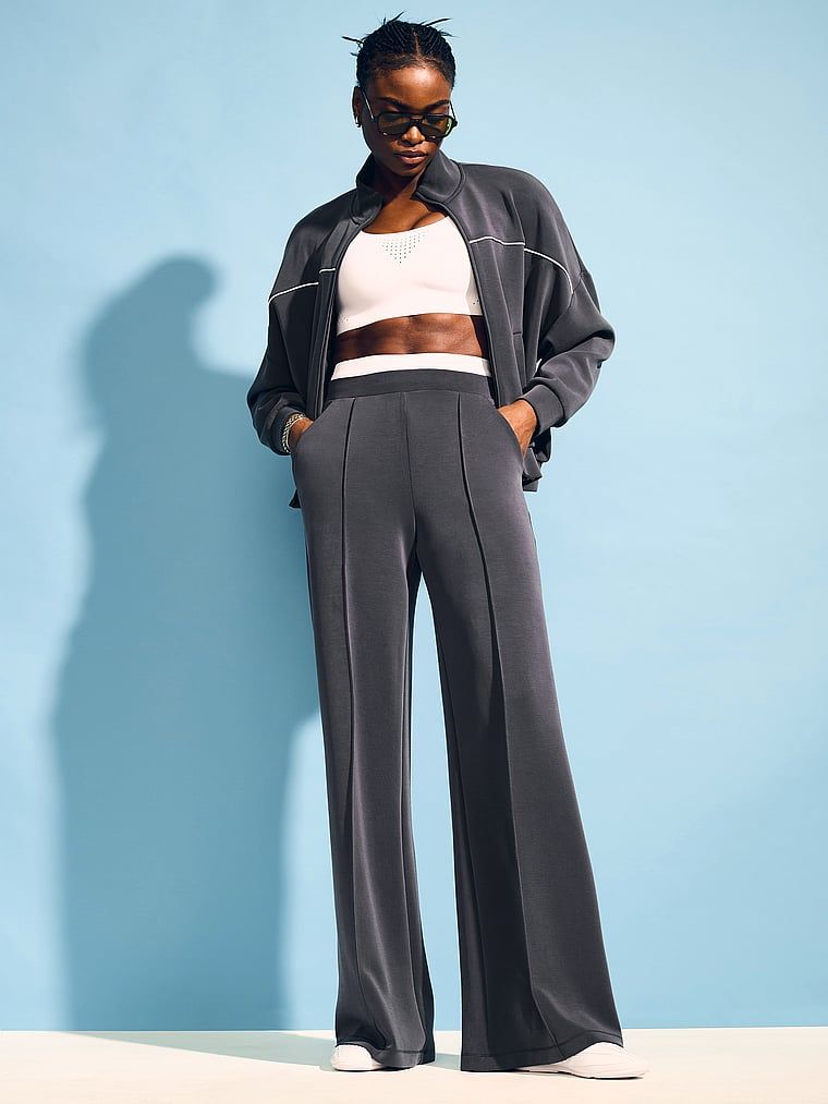 Lehká pletená bunda s lehkým pérem. Produkt je černý a pochází z kolekce VSX.