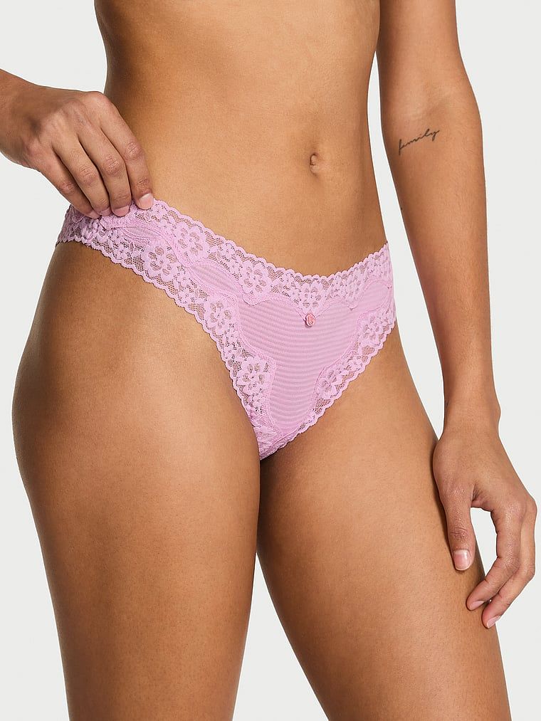 Pruhovaná bavlněná tanga s krajkou na okrajích. Výrobek má fialovou barvu a pochází z kolekce Lace Trim.