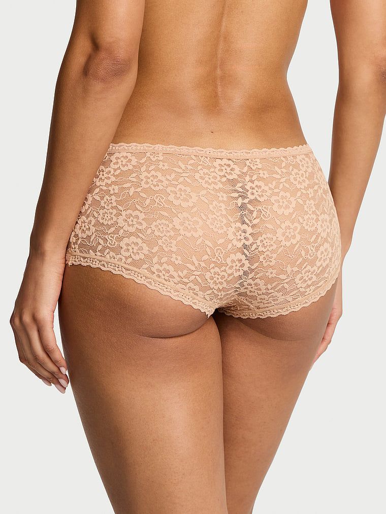 Krajkové kraťasy s nízkým pasem Boyshorts. Produkt je béžové barvy a pochází z kolekce Lacie.