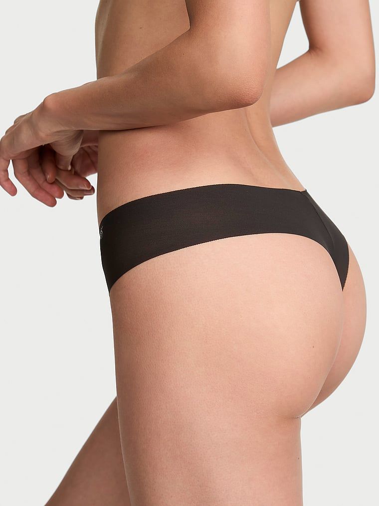 Tanga z pletiva bez ukázek. Produkt je černý a pochází z kolekce No-Show.