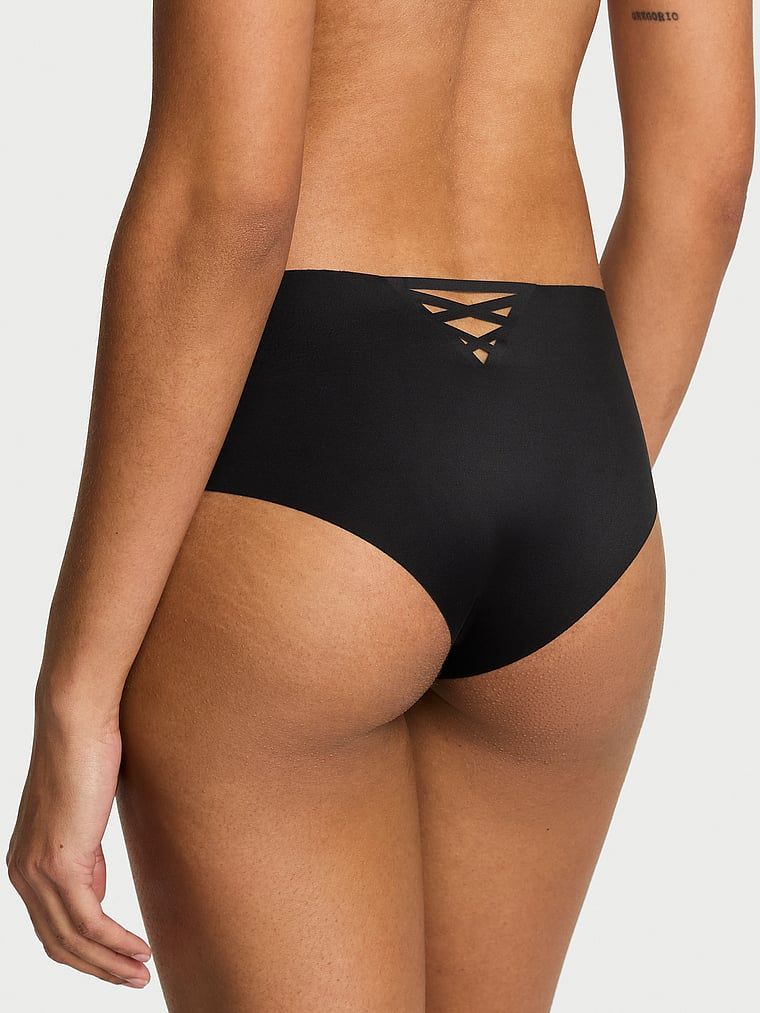 Bezešvé kalhotky s ramínky na zadní straně No-Show Strappy Cheeky. Produkt je černý a pochází z kolekce No-Show.