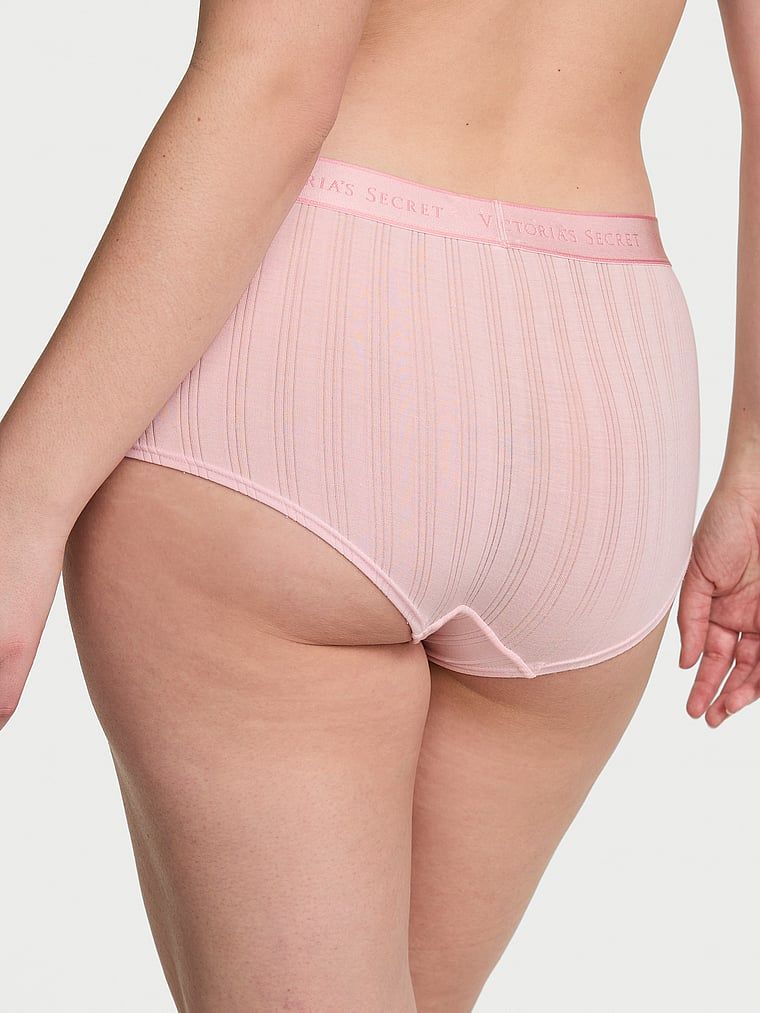 Kraťasy vyrobené z Ultra-Fine Logo Boyshort modal. Produkt je růžové barvy a pochází z kolekce Cotton.