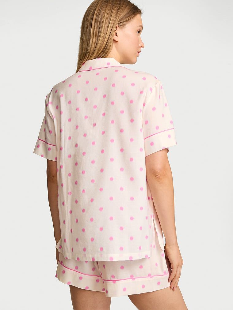 Flanelové pyžamo s kraťasy. Produkt má vzorovanou barvu a pochází z kolekce Victoria's Secret.