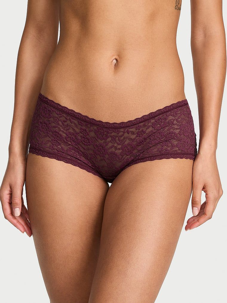 Krajkové kraťasy s nízkým pasem Boyshorts. Produkt je růžové barvy a pochází z kolekce Lacie.