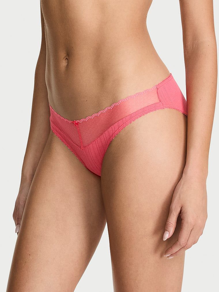 Krajkové Pointelle kalhotky v bikinách. Produkt je růžové barvy a pochází z kolekce Victoria's Secret.