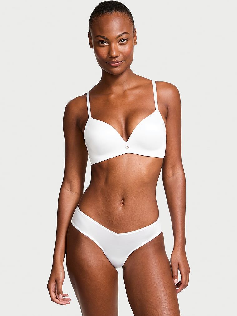 Kalhotky s ramínky vzadu a vysoko střiženými nohavicemi Strappy-Back Cheeky. Produkt je bílý a pochází z kolekce Very Sexy.