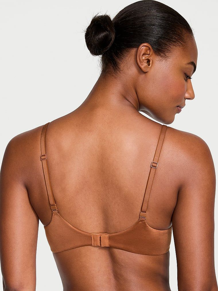 Nevyztužená podprsenka Invisible Lift Smooth Demi. Produkt je hnědý a pochází z kolekce Body by Victoria.