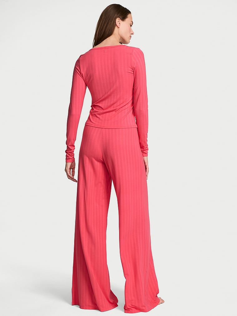 Pyžamo vyrobené ze SoSoft modalu. Produkt je červené barvy a pochází z kolekce Victoria's Secret.
