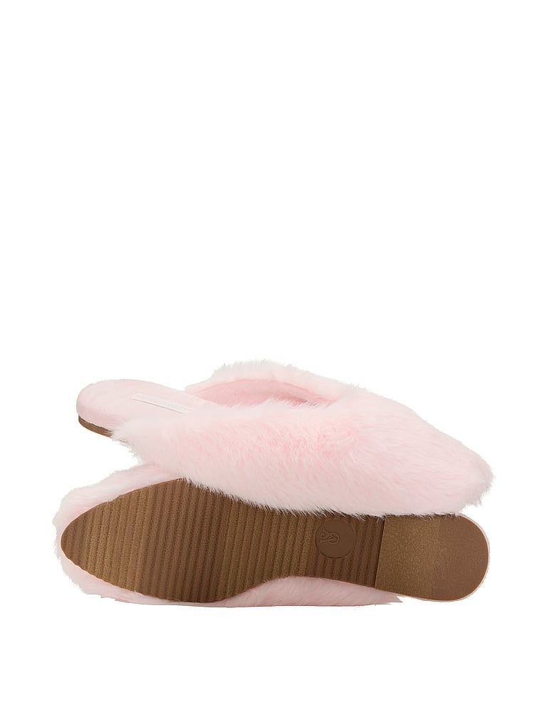 Papuče s umělou kožešinou. Produkt je růžové barvy a pochází z kolekce Victoria's Secret.