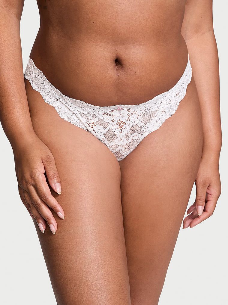 Brazilské krajkové kalhotky. Výrobek je bílý a pochází z kolekce Dream Angels.