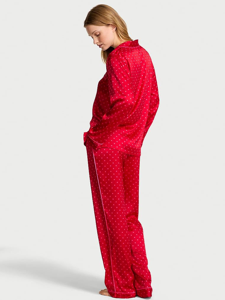 Lesklé saténové saténové pyžamo s dlouhými rukávy. Produkt je vzorovaný a pochází z kolekce Victoria's Secret.