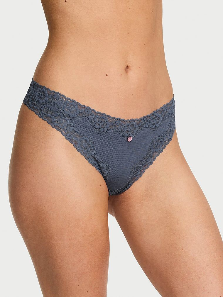 Lace Trim Bavlněná tanga s jemným pruhovaným vzorem a krajkou v pase