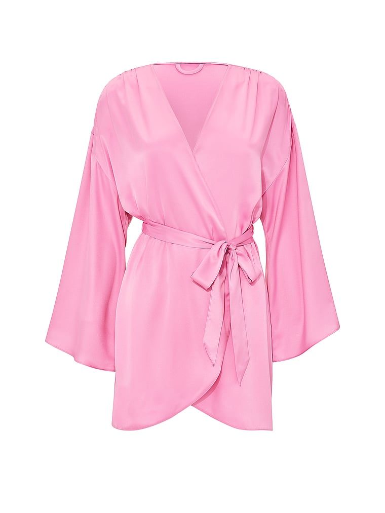 Satěnový župan krátký. Produkt je růžové barvy a pochází z kolekce Victoria's Secret.